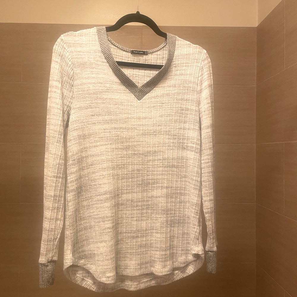 Light weight V-neck cotton stretchy long sleeve shirt